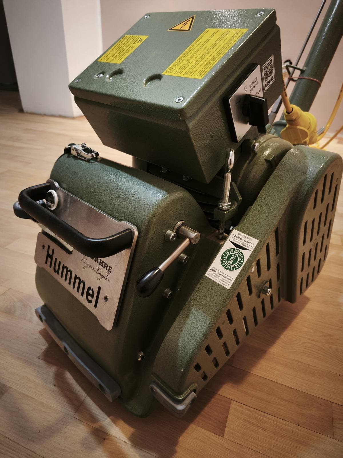 Новата лентова шлайфмашина Lägler Hummel от юбилейната серия